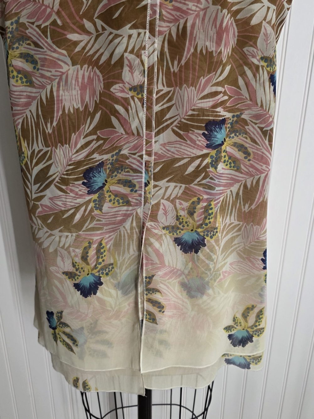 CAbi Floral Sleeveless Blouse  Lightweight & Flowy Cap-Sleeve Size L - Picture 9 of 12
